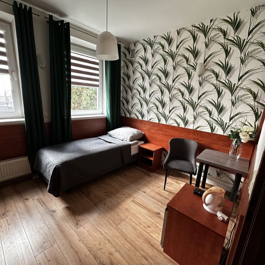 Pierwszy z dwóch pokoi w apartamencie rodzinnym